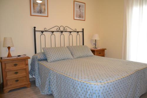 デニアにあるMarivent LOCDENIAのベッドルーム1室(青い掛け布団付きのベッド1台付)
