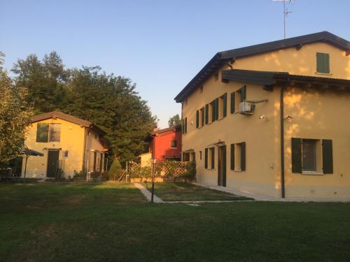 a group of houses in a yard at B&B Nido Sui Laghi in San Donnino della Nizzola