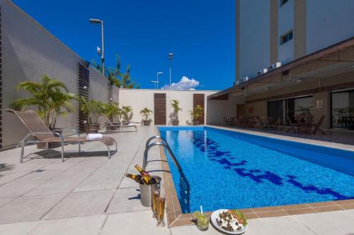 a swimming pool in the middle of a building at Flat Privado Manaus in Manaus