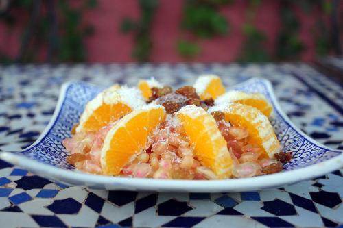 een bord met sinaasappeldessert op een tafel bij Riad Al Mamoune in Marrakesh
