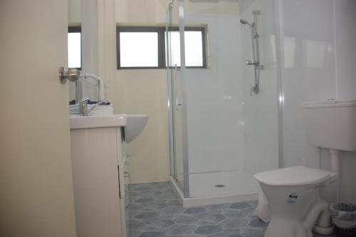 Bilik mandi di Avana Waterfront Apartments
