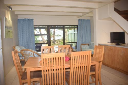 Televisyen dan/atau pusat hiburan di Avana Waterfront Apartments