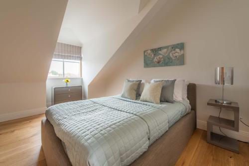 Tempat tidur dalam kamar di Hampden Apartments - The Victoria
