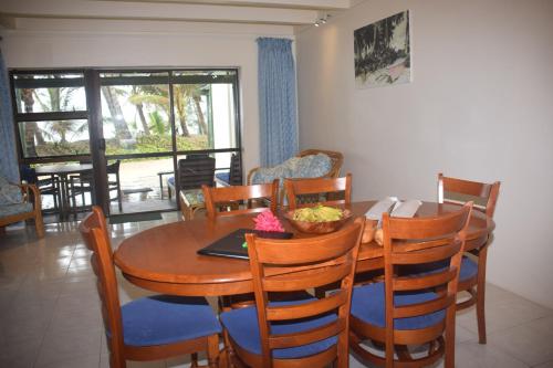 Ruang duduk di Avana Waterfront Apartments