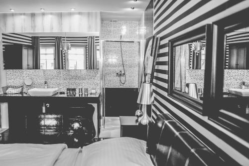 Postel nebo postele na pokoji v ubytování Boutique Hotel Massimos