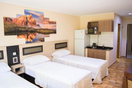 Ένα ή περισσότερα κρεβάτια σε δωμάτιο στο Austral Hotel