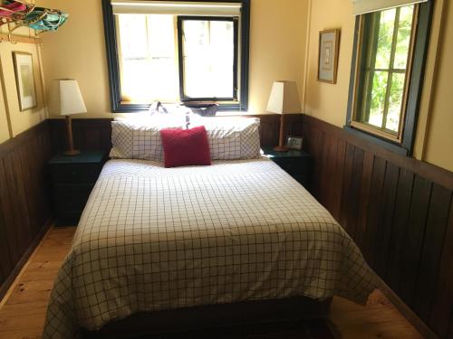 
A bed or beds in a room at Stringer's Cottage

