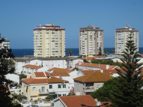 uma cidade com edifícios de apartamentos altos ao fundo em Casa Amaral em Costa da Caparica