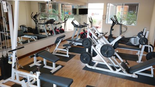 The fitness centre and/or fitness facilities at Plaza Uruapan Hotel 