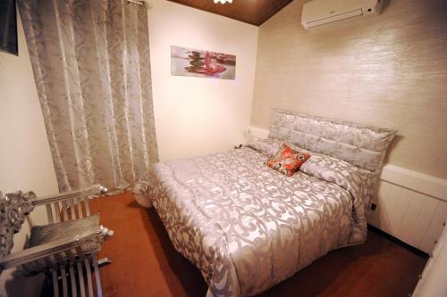 una piccola camera con un letto in una stanza di SUITE-TTI a Valentano