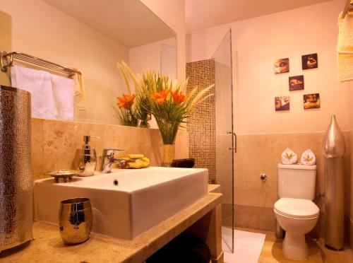 Azzurra Sahl Hasheesh في الغردقة: حمام مع حوض أبيض ومرحاض