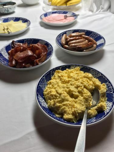 ニセコ町にあるニセコ　バックカントリーロッジの食べ物の皿が3枚置かれたテーブル