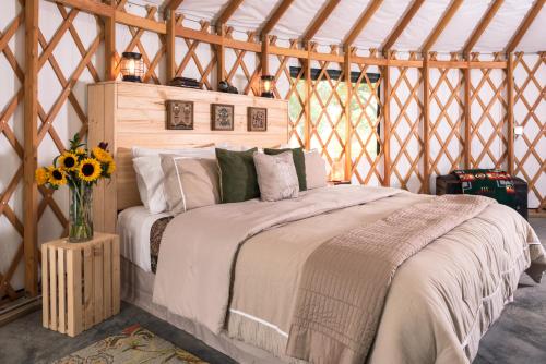 Postelja oz. postelje v sobi nastanitve Yale Manor B&B & Yurt Glamping