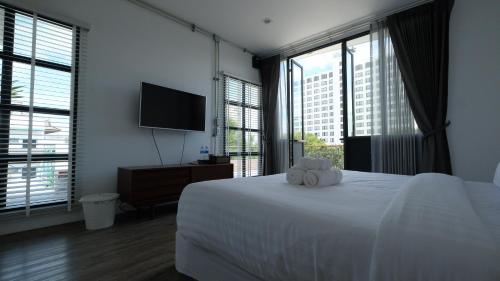 En eller flere senge i et værelse på Iron32 Hotel