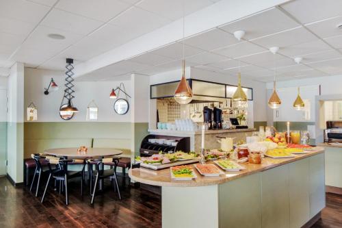 Hotel Point في ستوكهولم: مطبخ مع طاولة عليها طعام