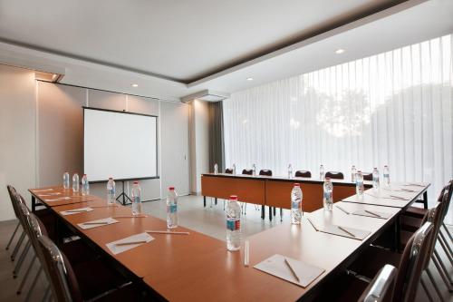 Kawasan bisnes dan/atau bilik persidangan di Amaris Hotel Darmo Surabaya