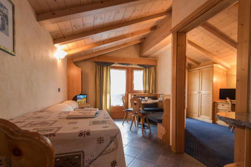 um quarto com uma cama e uma secretária num quarto em B&B Via Vai em Livigno