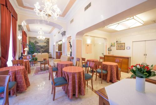 Strozzi Palace Hotel tesisinde bir restoran veya yemek mekanı