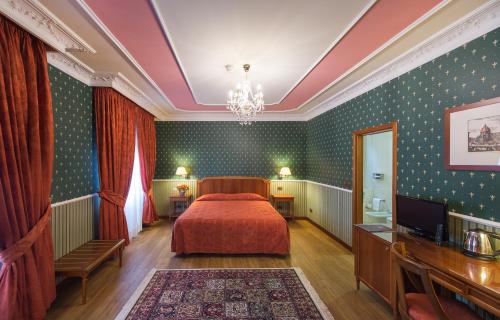 Tempat tidur dalam kamar di Strozzi Palace Hotel