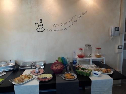 un tavolo con diversi piatti di cibo sopra di Dolce Vita Lovely Suites a Cavriago