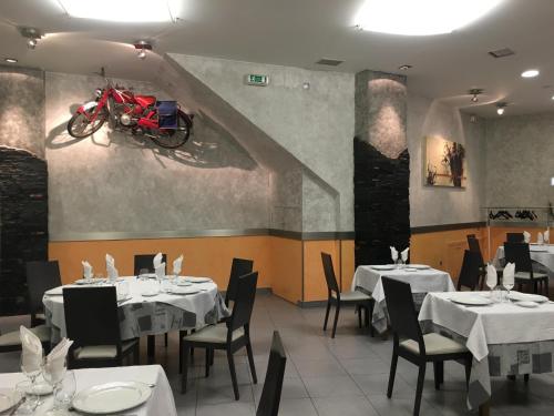 Reštaurácia alebo iné gastronomické zariadenie v ubytovaní Hotel HM Alfaro