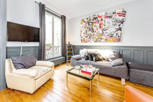Large & Bright Apartment, Central Paris, Montmartre-Opéra, Picturesque Rue des Martyrsにあるシーティングエリア
