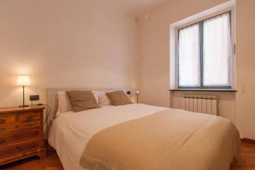 ジェノヴァにあるALTIDO Warm Flat for 4, Located in Quiet Areaのベッドルーム(大型ベッド1台、窓付)