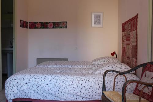 1 dormitorio con 1 cama con edredón blanco en Appartement Val de Saône, en Seurre