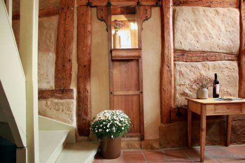 Habitación con puerta de madera y mesa con flores en Ferienhaus Kaisereins en Quedlinburg