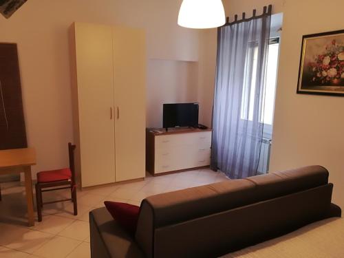 a living room with a couch and a television at Como Rooms & Apartments T.10 in Como