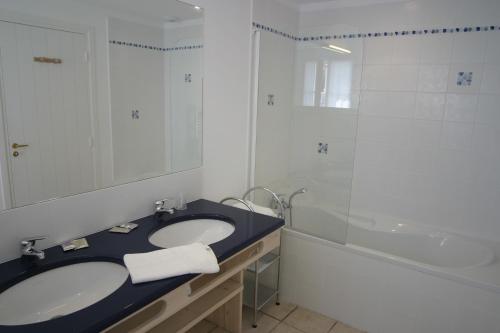 Ένα μπάνιο στο Hôtel La Galiote en Ré