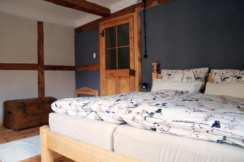 Katil atau katil-katil dalam bilik di Ferienhaus -Kaisereinsde - traditionelles Lehmbauhaus Parken gratis