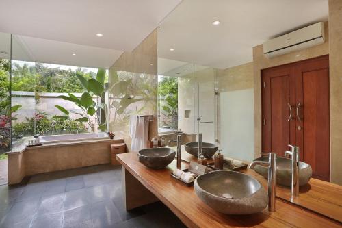 Een keuken of kitchenette bij Khayangan Kemenuh Villas by Premier Hospitality Asia