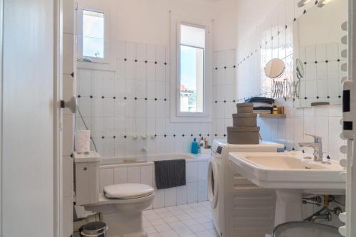 une salle de bain avec toilettes, lavabo et baignoire dans l'établissement Spacious one bedroom - great location!, à Cannes