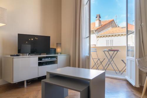 Spacious one bedroom - great location!