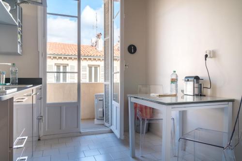 - une cuisine avec un comptoir et une cafetière dans l'établissement Spacious one bedroom - great location!, à Cannes