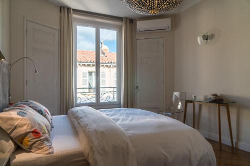 une chambre avec un lit et une grande fenêtre dans l'établissement Spacious one bedroom - great location!, à Cannes