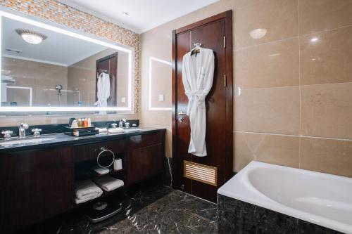 Kylpyhuone majoituspaikassa Golden Tulip Addis Ababa