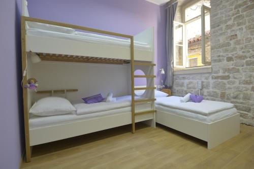 Postel nebo postele na pokoji v ubytování Hostel Sv. Lovre
