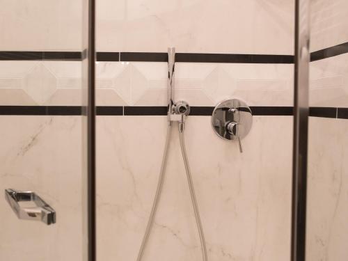 a shower with black and white tiles in a bathroom at da Benedetta in Monterosso al Mare