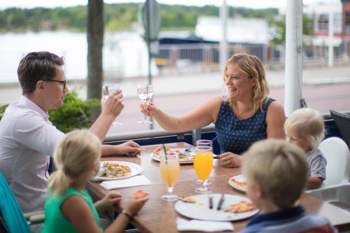 a family sitting around a table drinking champagne at Hotel Adlon in Mariehamn