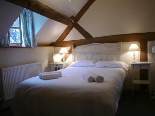 เตียงในห้องที่ Whitewells Farm Cottages