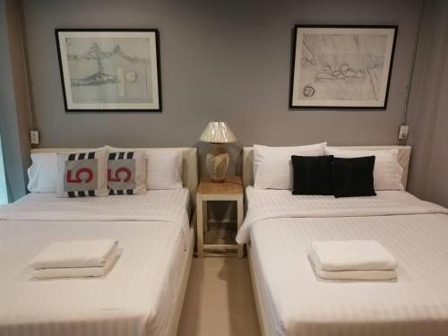 Säng eller sängar i ett rum på Loft 21 Apartment Romklao
