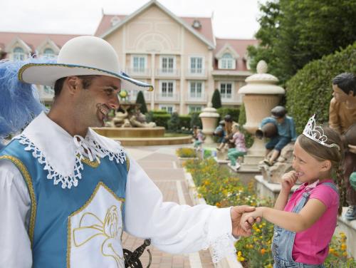 a man dressed as a king and a little girl at Gardaland Hotel in Castelnuovo del Garda