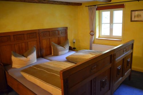 a bedroom with two beds and a window at Altstadt-Pension Koch in Goslar