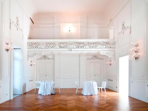 トッレ・アンヌンツィアータにあるPalazzo dei Concertiの白い部屋(テーブル2台、白い椅子付)