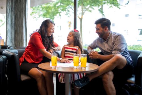 um grupo de pessoas sentadas à volta de uma mesa em Hotel Savoy em Mariehamn