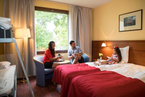 a group of people sitting in a hotel room at Hotel Savoy in Mariehamn