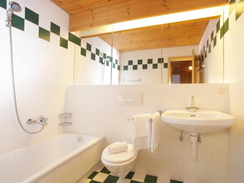 ツェル・アム・ゼーにあるAn der Schmittenhoheのバスルーム(洗面台、トイレ、バスタブ付)