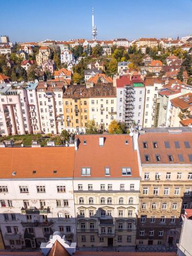 Ein allgemeiner Blick auf Prag oder ein Stadtblick von des Aparthotels aus